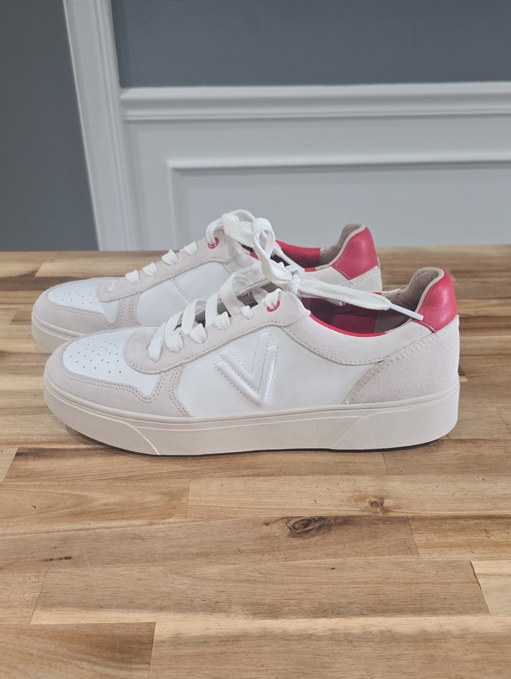 Vionic Women's 9.5 White Athletic Shoes - Picture 3 of 6